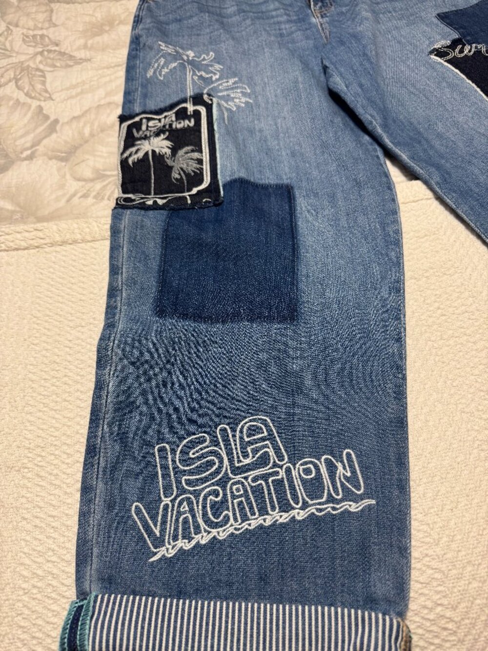 NWT Chico's Underwater Indigo Capri's Size 1 (8-10)